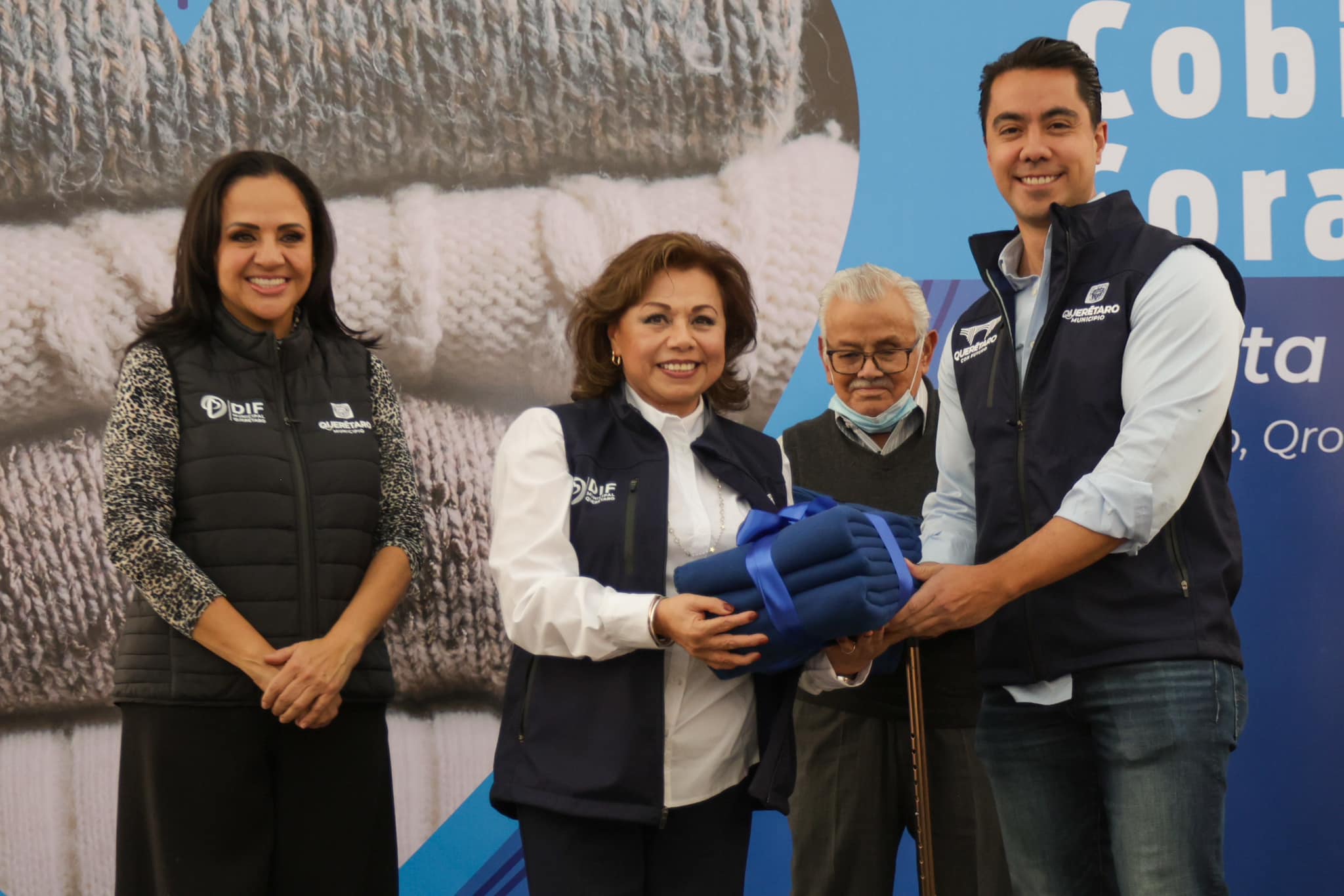 Personas participando en la colecta