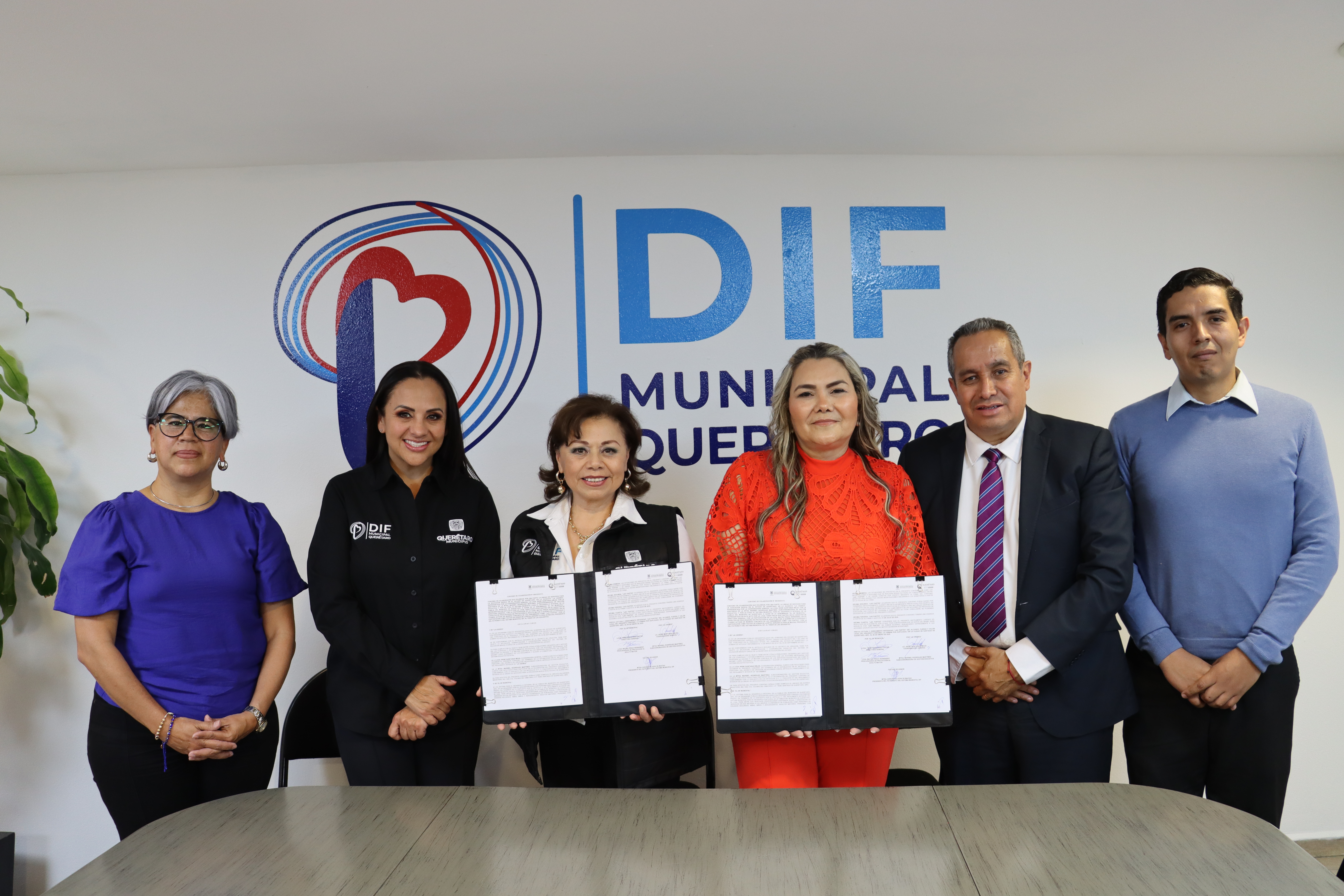 DIF Municipal Querétaro y USEBEQ firman convenio para fomentar valores y respeto hacia los abuelos