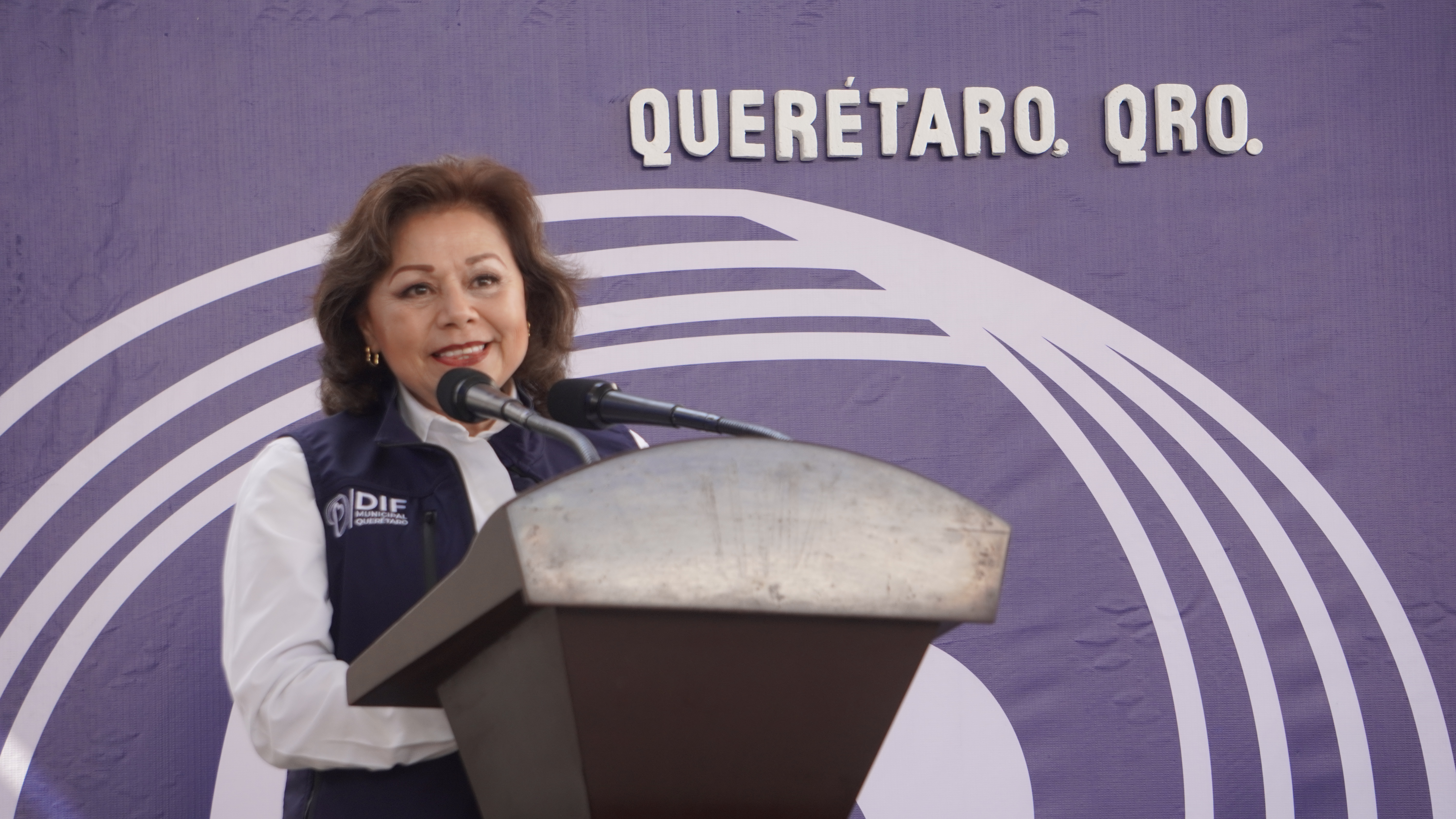 Asiste la presidenta del DIF Municipal de Querétaro, Adriana Olvera de Macías, a la entrega de certificados de las y los alumnos graduados de los preescolares