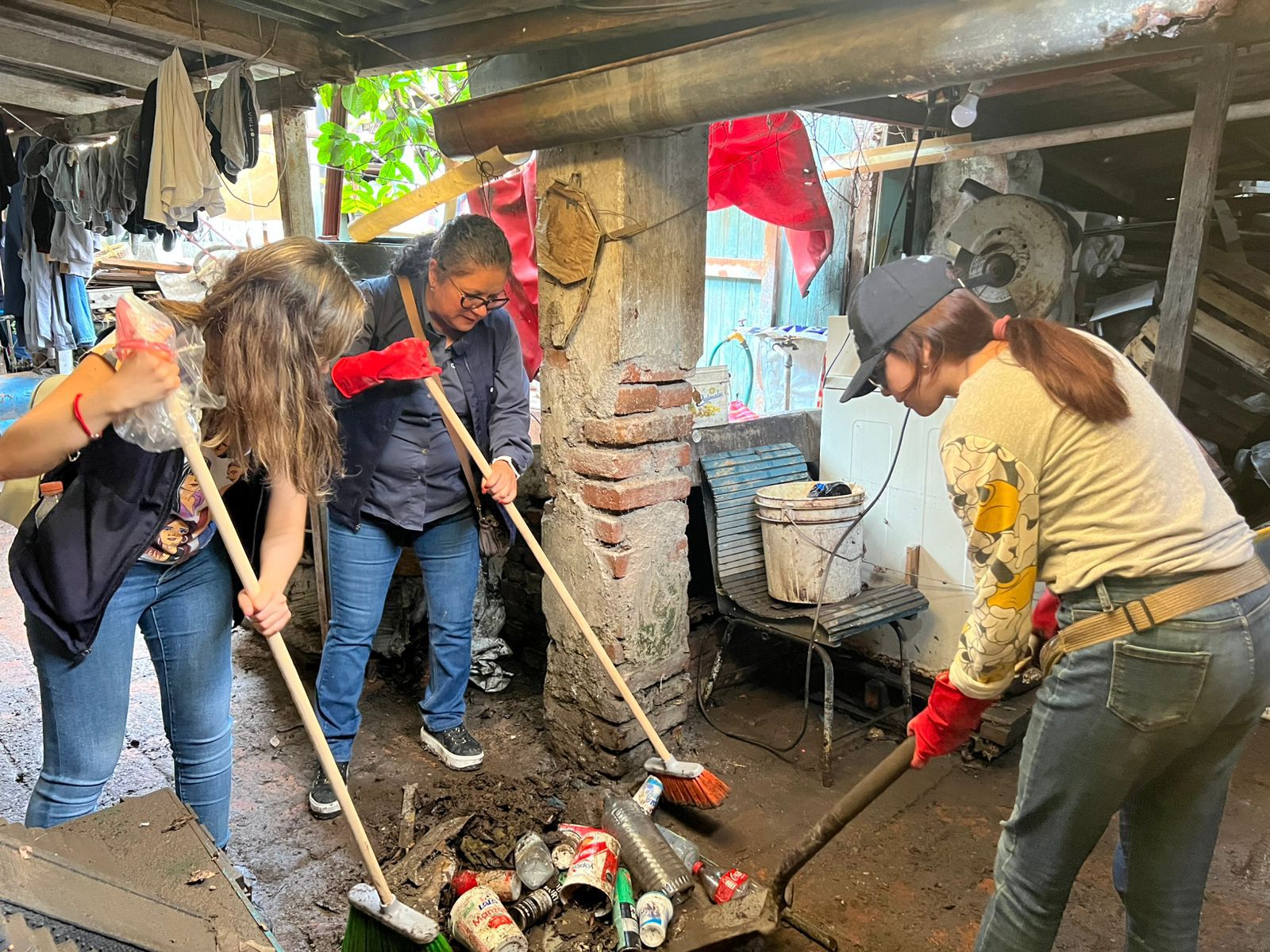 Personal del DIF acude en brigadas y asiste a afectados por lluvias